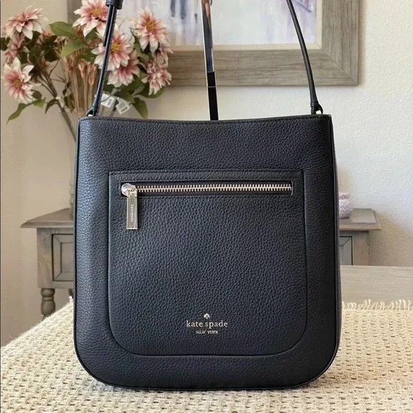 SALE PRICE 🏷 Kate spade top zip crossbody Leila black leather top zip handbag